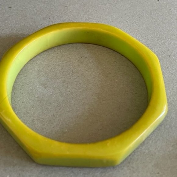 Bakelite Lime Green Hexagonal Bangle Bracelet Hints of Yellow Marbling 1/2 inch - Picture 9 of 10
